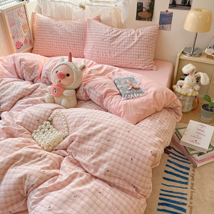 91家纺网 家纺一手货源 找家纺 卡迪熊家纺 2025新款水洗双层纱双拼碎花四件套 小小樱桃