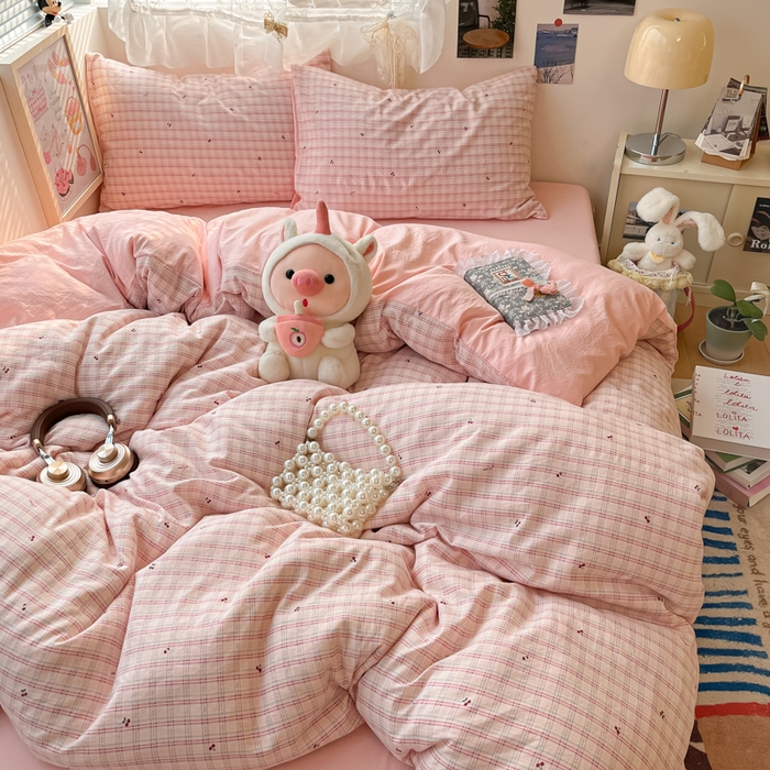 91家纺网 家纺一手货源 找家纺 卡迪熊家纺 2025新款水洗双层纱双拼碎花四件套 小小樱桃