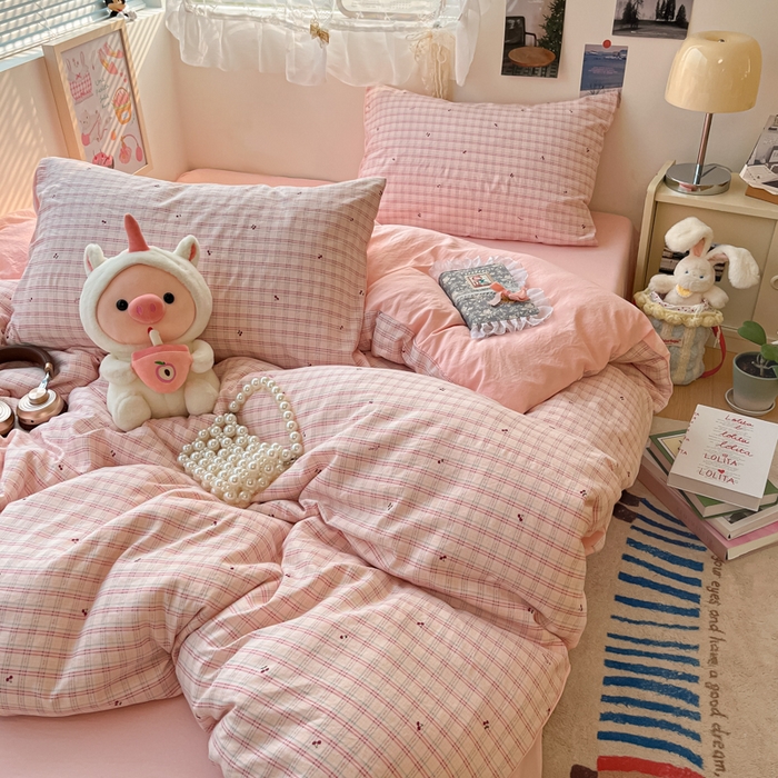 91家纺网 家纺一手货源 找家纺 卡迪熊家纺 2025新款水洗双层纱双拼碎花四件套 小小樱桃