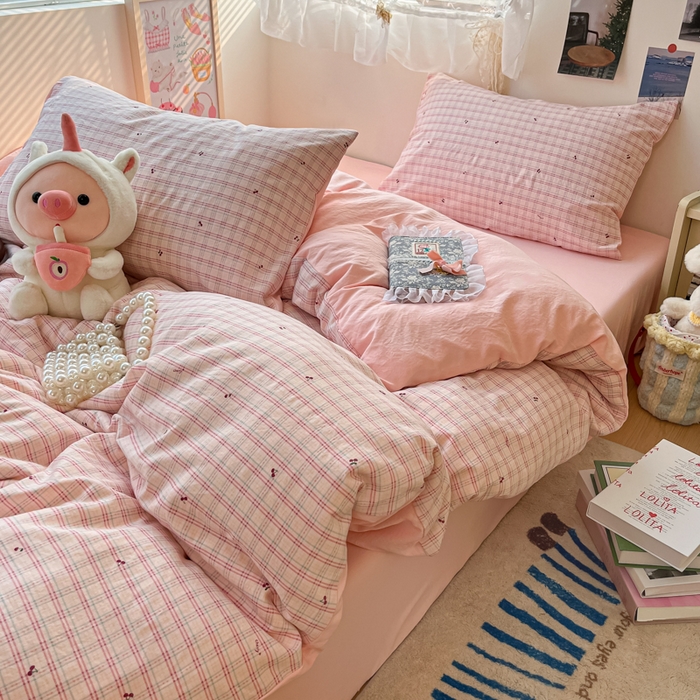 91家纺网 家纺一手货源 找家纺 卡迪熊家纺 2025新款水洗双层纱双拼碎花四件套 小小樱桃