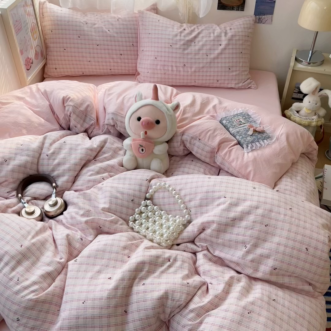 91家纺网 家纺一手货源 找家纺 卡迪熊家纺 2025新款水洗双层纱双拼碎花四件套 小小樱桃