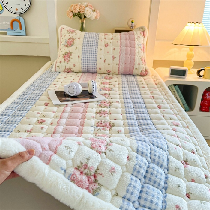 91家纺网 家纺一手货源 找家纺 梵朴 2025新款学生宿舍上下铺牛奶绒夹棉床垫床护垫床褥子 情意满满粉