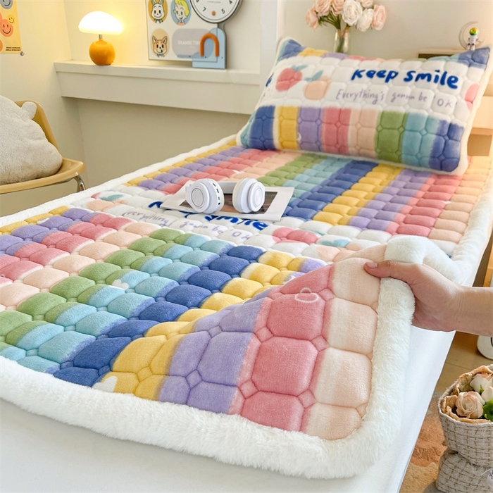 91家纺网 家纺一手货源 找家纺 梵朴 2025新款学生宿舍上下铺牛奶绒夹棉床垫床护垫床褥子 彩虹条