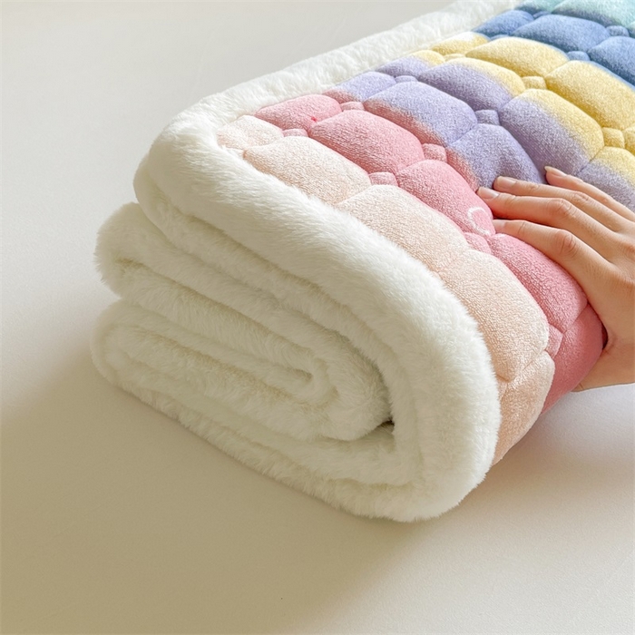 91家纺网 家纺一手货源 找家纺 梵朴 2025新款学生宿舍上下铺牛奶绒夹棉床垫床护垫床褥子 彩虹条