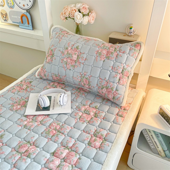 91家纺网 家纺一手货源 找家纺 梵朴 2025新款学生宿舍上下铺牛奶绒夹棉床垫床护垫床褥子 欧风花影-蓝