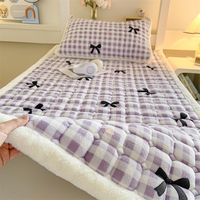 91家纺网 家纺一手货源 找家纺 梵朴 2025新款学生宿舍上下铺牛奶绒夹棉床垫床护垫床褥子 蝴蝶结紫