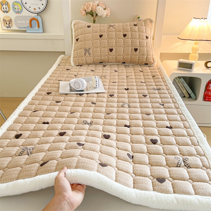 91家纺网 家纺一手货源 找家纺 梵朴 2025新款学生宿舍上下铺牛奶绒夹棉床垫床护垫床褥子 蝶之心-咖