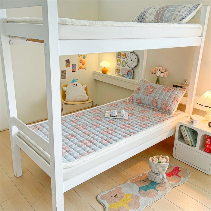 91家纺网 家纺一手货源 找家纺 梵朴 2025新款学生宿舍上下铺牛奶绒夹棉床垫床护垫床褥子 欧风花影-蓝