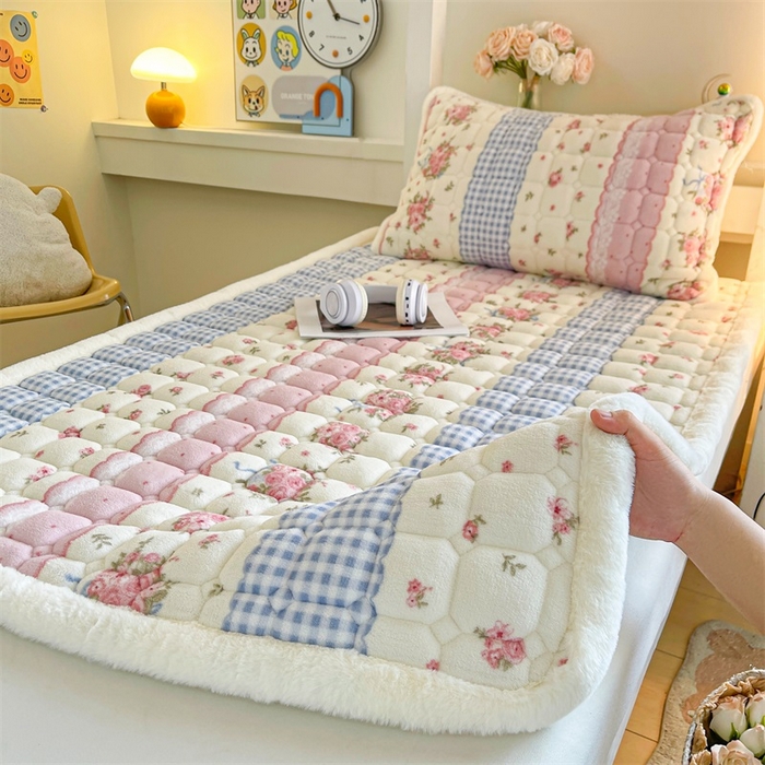 91家纺网 家纺一手货源 找家纺 梵朴 2025新款学生宿舍上下铺牛奶绒夹棉床垫床护垫床褥子 情意满满粉