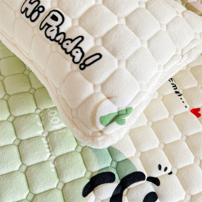 91家纺网 家纺一手货源 找家纺 梵朴 2025新款学生宿舍上下铺牛奶绒夹棉床垫床护垫床褥子 熊猫乐园-绿