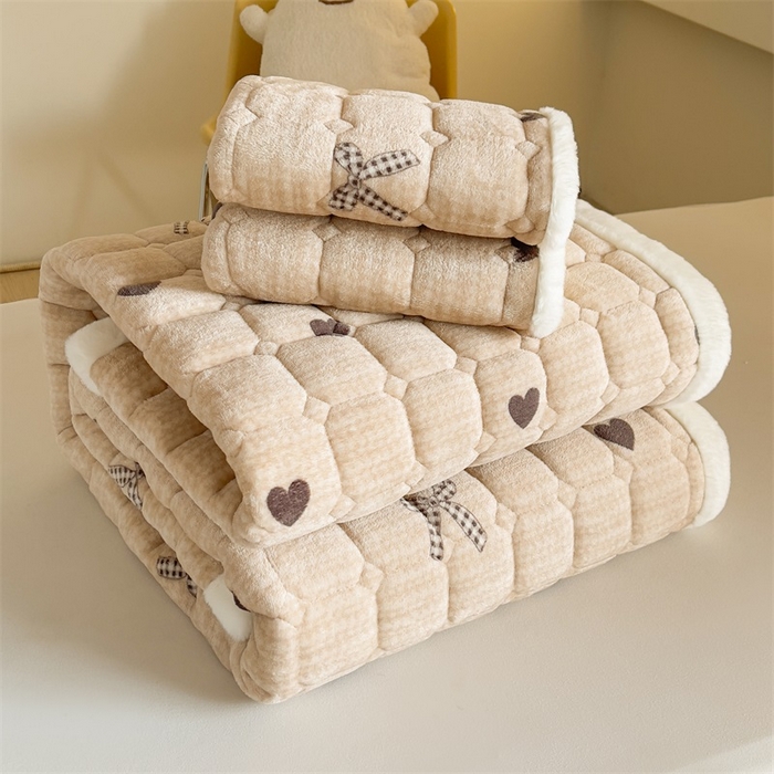 91家纺网 家纺一手货源 找家纺 梵朴 2025新款学生宿舍上下铺牛奶绒夹棉床垫床护垫床褥子 蝶之心-咖