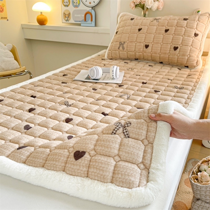 91家纺网 家纺一手货源 找家纺 梵朴 2025新款学生宿舍上下铺牛奶绒夹棉床垫床护垫床褥子 蝶之心-咖