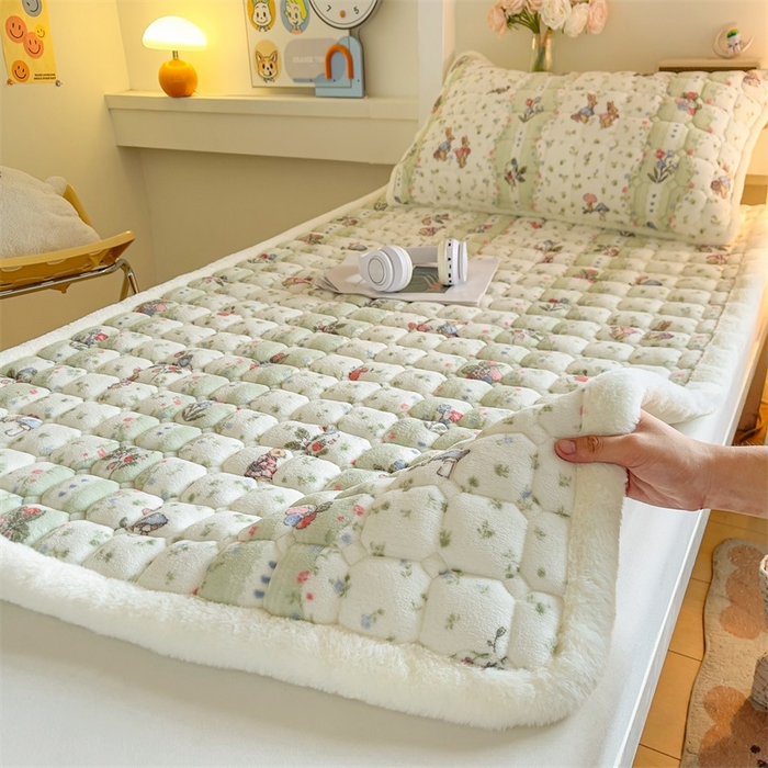 91家纺网 家纺一手货源 找家纺 梵朴 2025新款学生宿舍上下铺牛奶绒夹棉床垫床护垫床褥子 花开花兔-绿