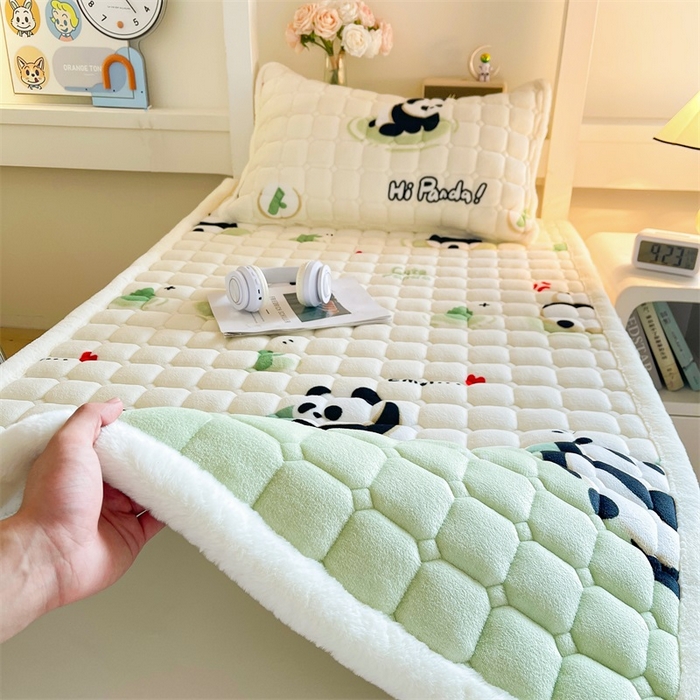 91家纺网 家纺一手货源 找家纺 梵朴 2025新款学生宿舍上下铺牛奶绒夹棉床垫床护垫床褥子 熊猫乐园-绿
