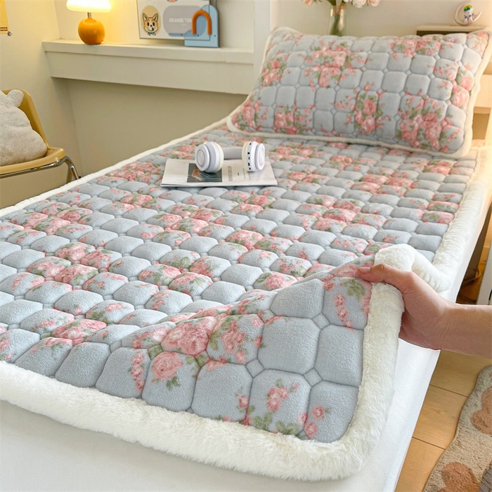 91家纺网 家纺一手货源 找家纺 梵朴 2025新款学生宿舍上下铺牛奶绒夹棉床垫床护垫床褥子 欧风花影-蓝