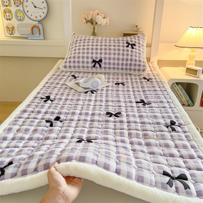91家纺网 家纺一手货源 找家纺 梵朴 2025新款学生宿舍上下铺牛奶绒夹棉床垫床护垫床褥子 蝴蝶结紫
