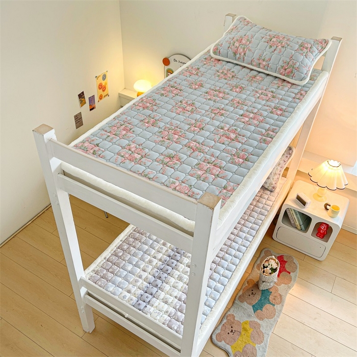 91家纺网 家纺一手货源 找家纺 梵朴 2025新款学生宿舍上下铺牛奶绒夹棉床垫床护垫床褥子 欧风花影-蓝