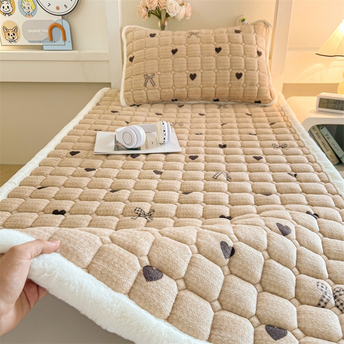 91家纺网 家纺一手货源 找家纺 梵朴 2025新款学生宿舍上下铺牛奶绒夹棉床垫床护垫床褥子 蝶之心-咖