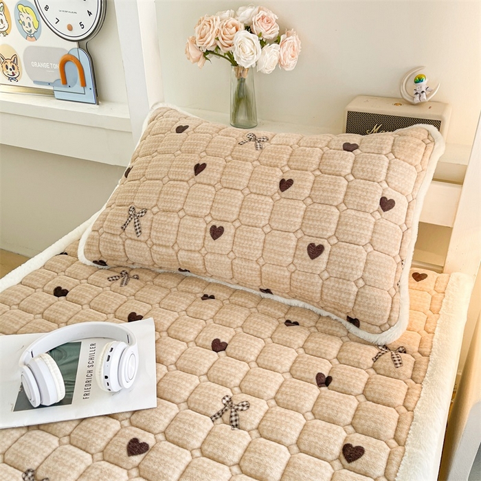 91家纺网 家纺一手货源 找家纺 梵朴 2025新款学生宿舍上下铺牛奶绒夹棉床垫床护垫床褥子 蝶之心-咖