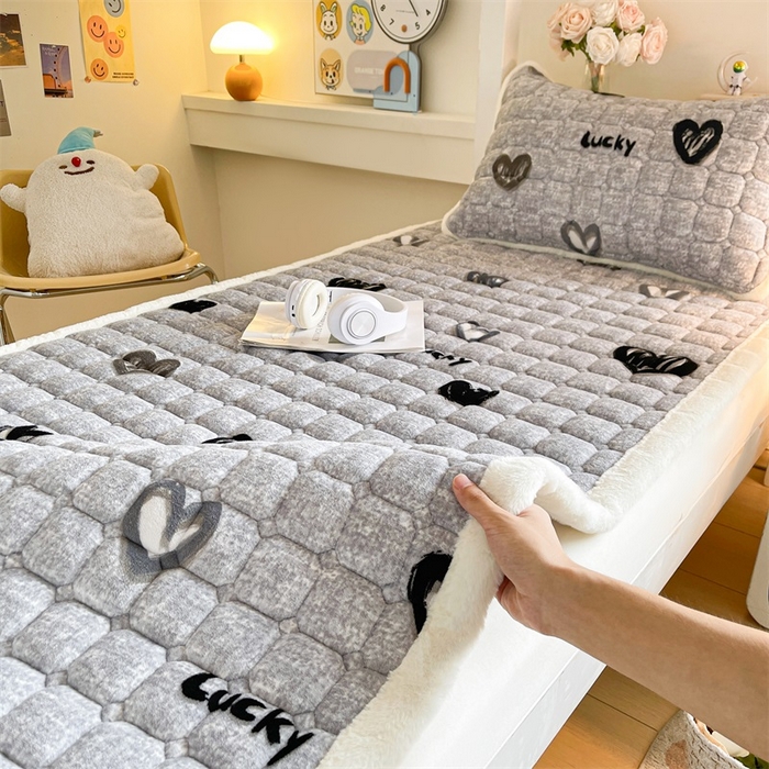 91家纺网 家纺一手货源 找家纺 梵朴 2025新款学生宿舍上下铺牛奶绒夹棉床垫床护垫床褥子 幸运心-灰