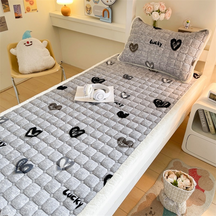 91家纺网 家纺一手货源 找家纺 梵朴 2025新款学生宿舍上下铺牛奶绒夹棉床垫床护垫床褥子 幸运心-灰