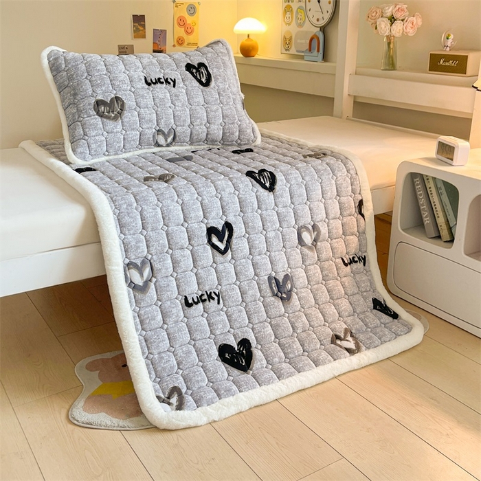 91家纺网 家纺一手货源 找家纺 梵朴 2025新款学生宿舍上下铺牛奶绒夹棉床垫床护垫床褥子 幸运心-灰