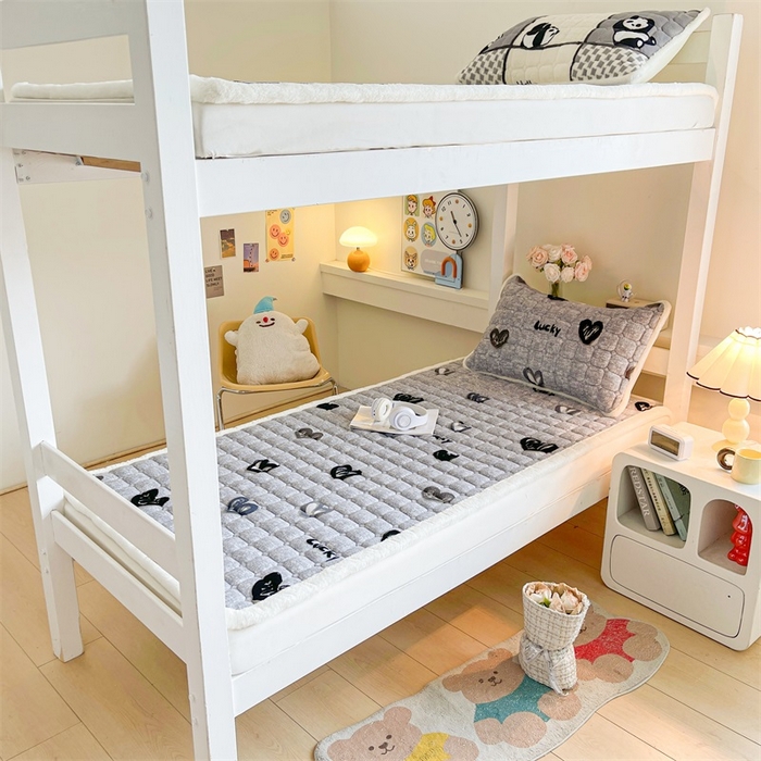 91家纺网 家纺一手货源 找家纺 梵朴 2025新款学生宿舍上下铺牛奶绒夹棉床垫床护垫床褥子 幸运心-灰