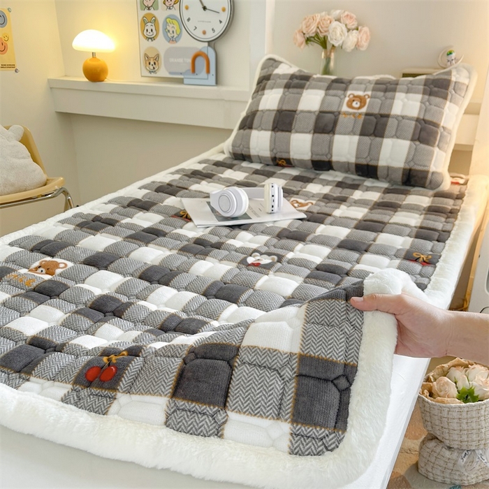 91家纺网 家纺一手货源 找家纺 梵朴 2025新款学生宿舍上下铺牛奶绒夹棉床垫床护垫床褥子 格子小熊