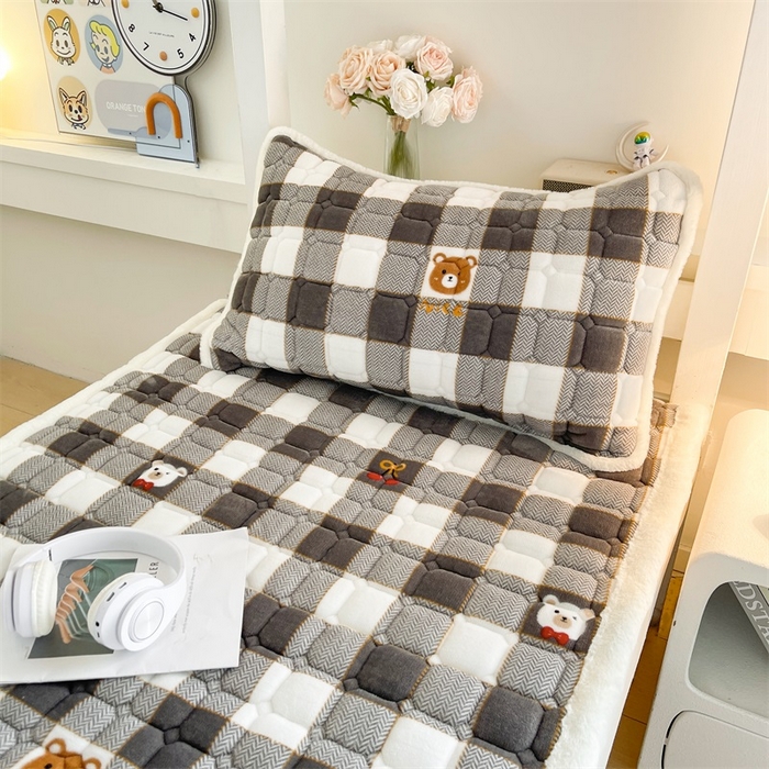 91家纺网 家纺一手货源 找家纺 梵朴 2025新款学生宿舍上下铺牛奶绒夹棉床垫床护垫床褥子 格子小熊