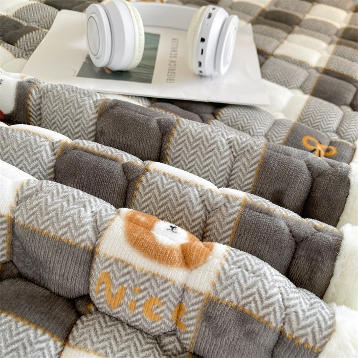 91家纺网 家纺一手货源 找家纺 梵朴 2025新款学生宿舍上下铺牛奶绒夹棉床垫床护垫床褥子 格子小熊