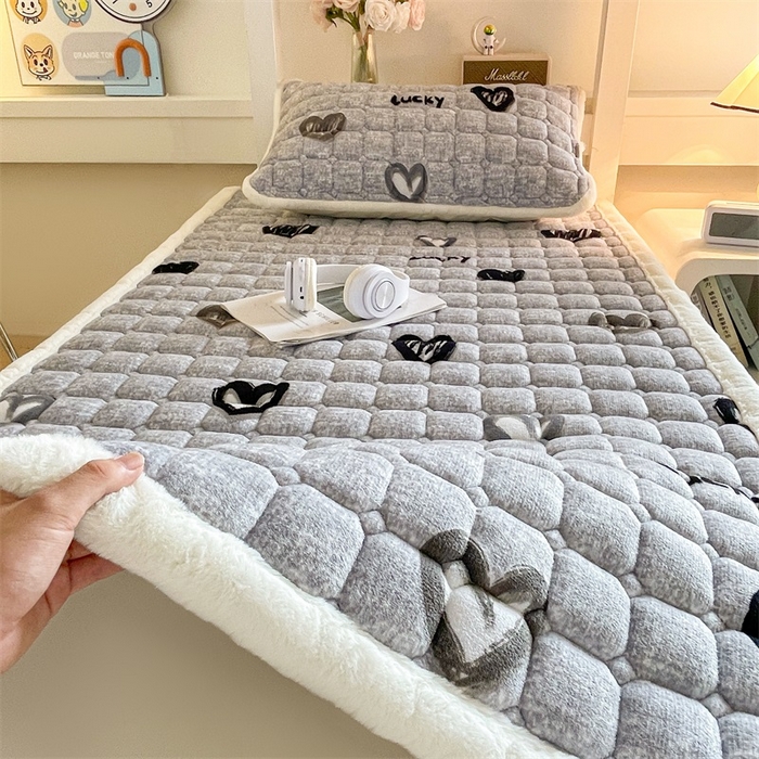 91家纺网 家纺一手货源 找家纺 梵朴 2025新款学生宿舍上下铺牛奶绒夹棉床垫床护垫床褥子 幸运心-灰