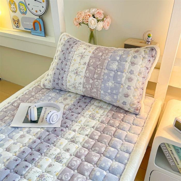 91家纺网 家纺一手货源 找家纺 梵朴 2025新款学生宿舍上下铺牛奶绒夹棉床垫床护垫床褥子 条纹小花-紫