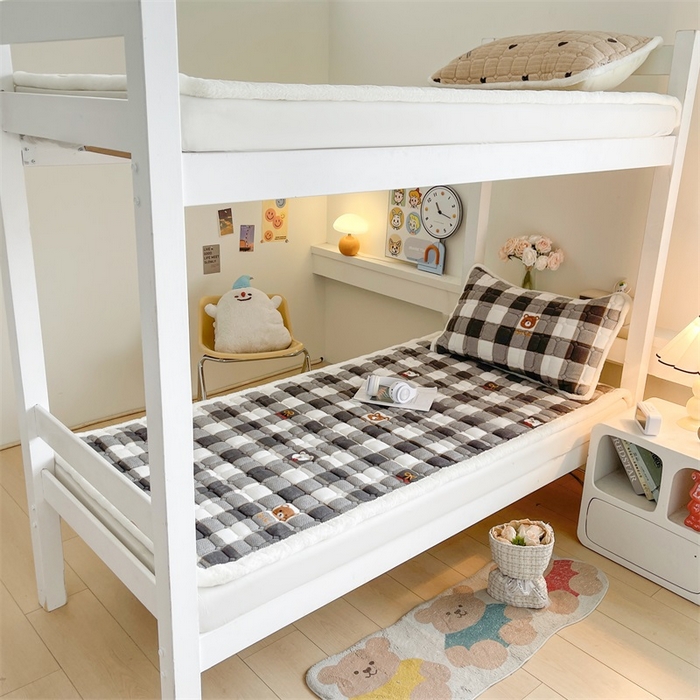 91家纺网 家纺一手货源 找家纺 梵朴 2025新款学生宿舍上下铺牛奶绒夹棉床垫床护垫床褥子 格子小熊