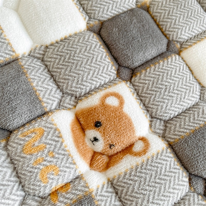 91家纺网 家纺一手货源 找家纺 梵朴 2025新款学生宿舍上下铺牛奶绒夹棉床垫床护垫床褥子 格子小熊