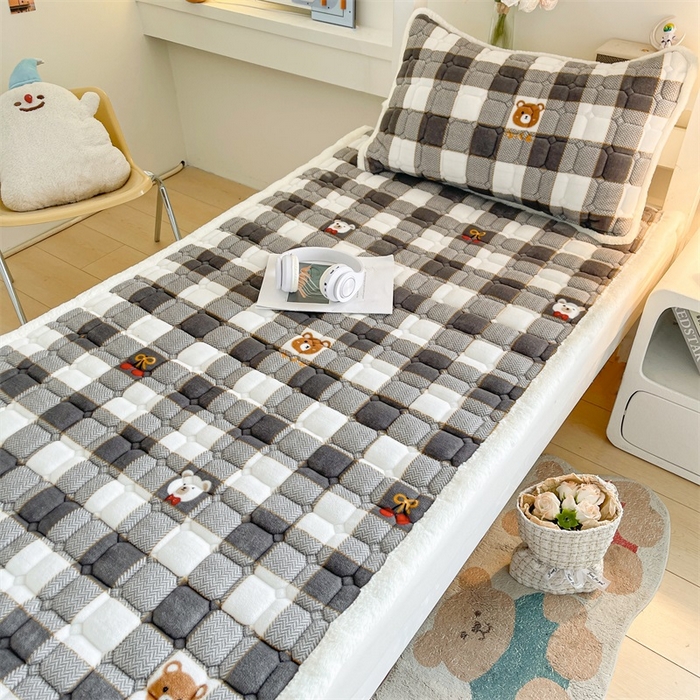 91家纺网 家纺一手货源 找家纺 梵朴 2025新款学生宿舍上下铺牛奶绒夹棉床垫床护垫床褥子 格子小熊