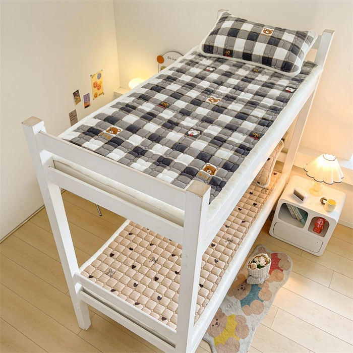 91家纺网 家纺一手货源 找家纺 梵朴 2025新款学生宿舍上下铺牛奶绒夹棉床垫床护垫床褥子 格子小熊