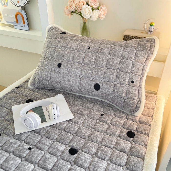 91家纺网 家纺一手货源 找家纺 梵朴 2025新款学生宿舍上下铺牛奶绒夹棉床垫床护垫床褥子 波点灰