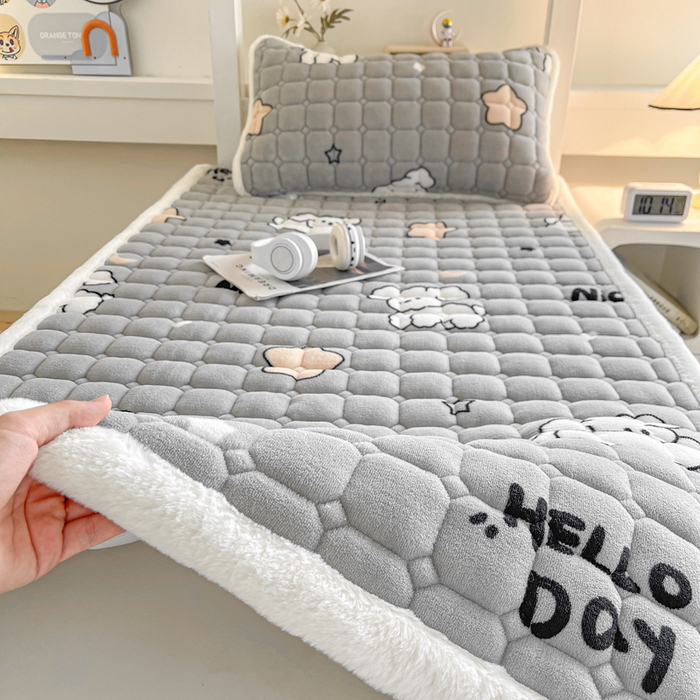 91家纺网 家纺一手货源 找家纺 梵朴 2025新款学生宿舍上下铺牛奶绒夹棉床垫床护垫床褥子 顽皮狗