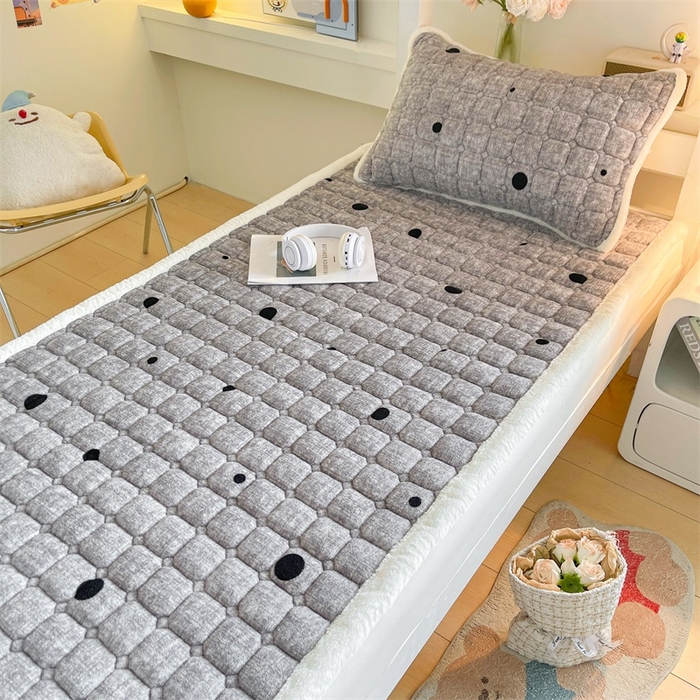 91家纺网 家纺一手货源 找家纺 梵朴 2025新款学生宿舍上下铺牛奶绒夹棉床垫床护垫床褥子 波点灰