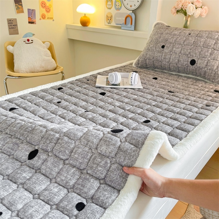 91家纺网 家纺一手货源 找家纺 梵朴 2025新款学生宿舍上下铺牛奶绒夹棉床垫床护垫床褥子 波点灰