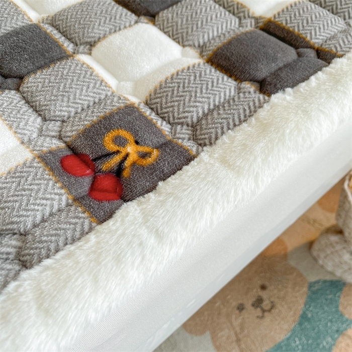 91家纺网 家纺一手货源 找家纺 梵朴 2025新款学生宿舍上下铺牛奶绒夹棉床垫床护垫床褥子 格子小熊