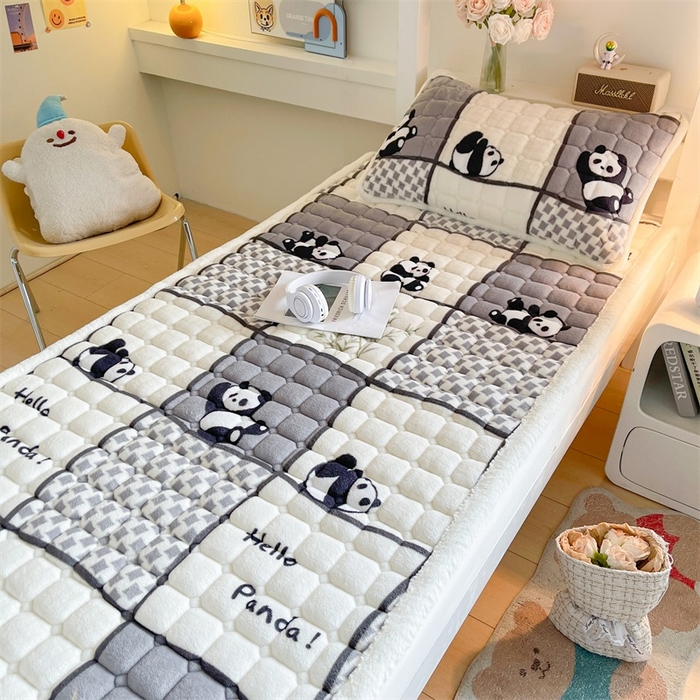 91家纺网 家纺一手货源 找家纺 梵朴 2025新款学生宿舍上下铺牛奶绒夹棉床垫床护垫床褥子 熊猫皮皮-灰