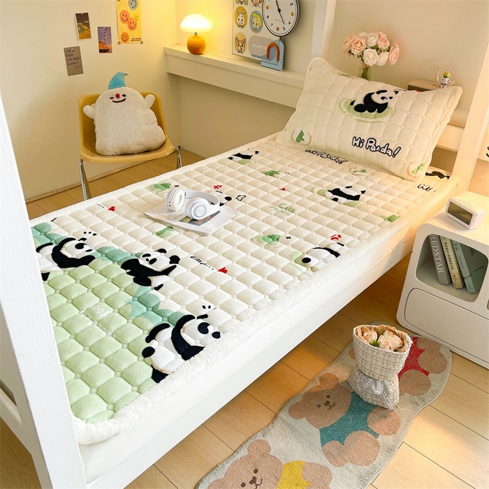 91家纺网 家纺一手货源 找家纺 梵朴 2025新款学生宿舍上下铺牛奶绒夹棉床垫床护垫床褥子 熊猫乐园-绿