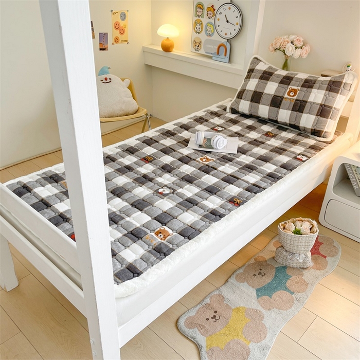 91家纺网 家纺一手货源 找家纺 梵朴 2025新款学生宿舍上下铺牛奶绒夹棉床垫床护垫床褥子 格子小熊