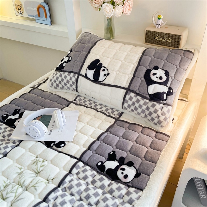 91家纺网 家纺一手货源 找家纺 梵朴 2025新款学生宿舍上下铺牛奶绒夹棉床垫床护垫床褥子 熊猫皮皮-灰