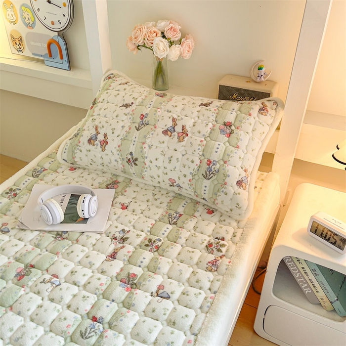 91家纺网 家纺一手货源 找家纺 梵朴 2025新款学生宿舍上下铺牛奶绒夹棉床垫床护垫床褥子 花开花兔-绿