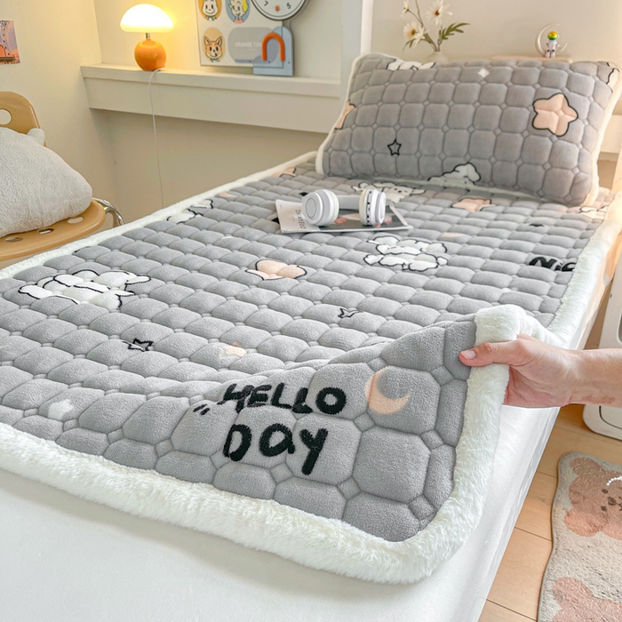 91家纺网 家纺一手货源 找家纺 梵朴 2025新款学生宿舍上下铺牛奶绒夹棉床垫床护垫床褥子 顽皮狗