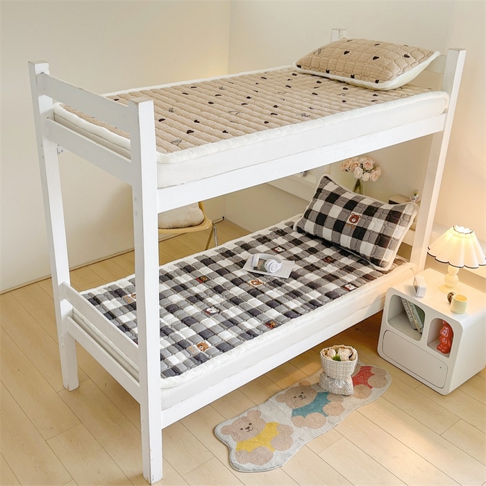 91家纺网 家纺一手货源 找家纺 梵朴 2025新款学生宿舍上下铺牛奶绒夹棉床垫床护垫床褥子 格子小熊