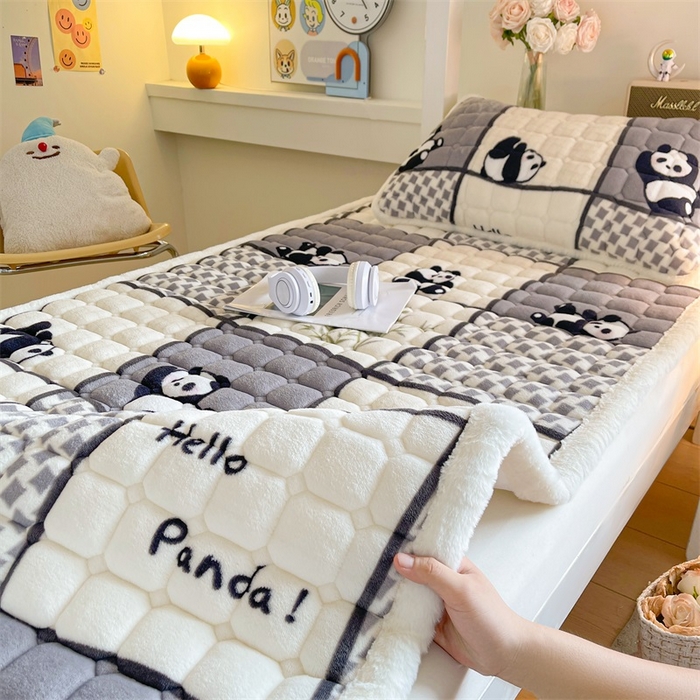 91家纺网 家纺一手货源 找家纺 梵朴 2025新款学生宿舍上下铺牛奶绒夹棉床垫床护垫床褥子 熊猫皮皮-灰