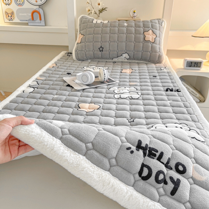 91家纺网 家纺一手货源 找家纺 梵朴 2025新款学生宿舍上下铺牛奶绒夹棉床垫床护垫床褥子 顽皮狗